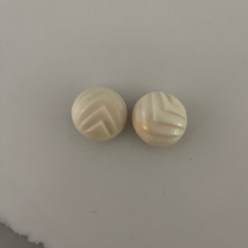 Vintage ivory colored round geometric clip on earrings